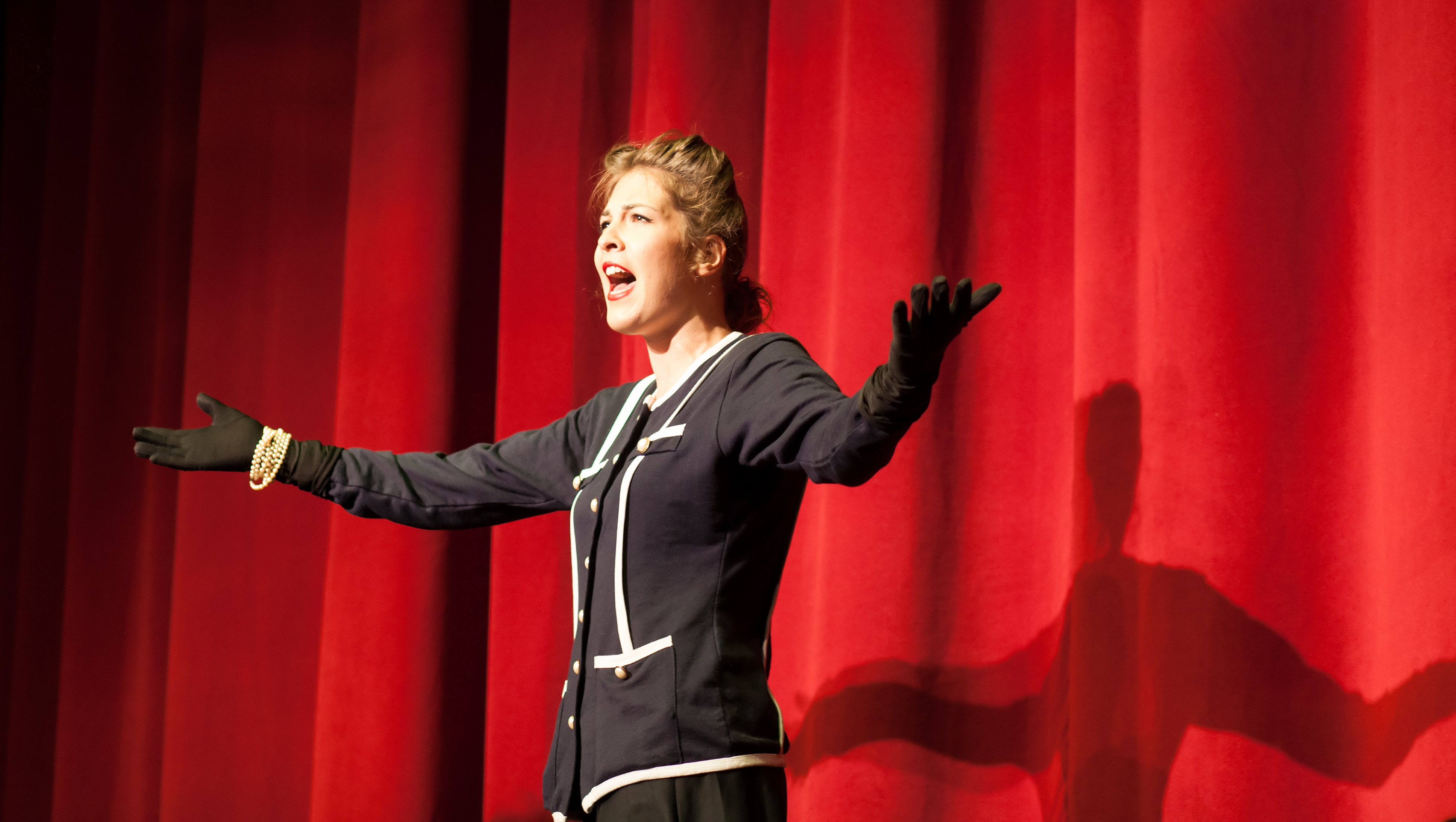 Актер на сцене. Актриса на сцене стоковые. Actor on Stage картинки. Женщина на сцене успех.